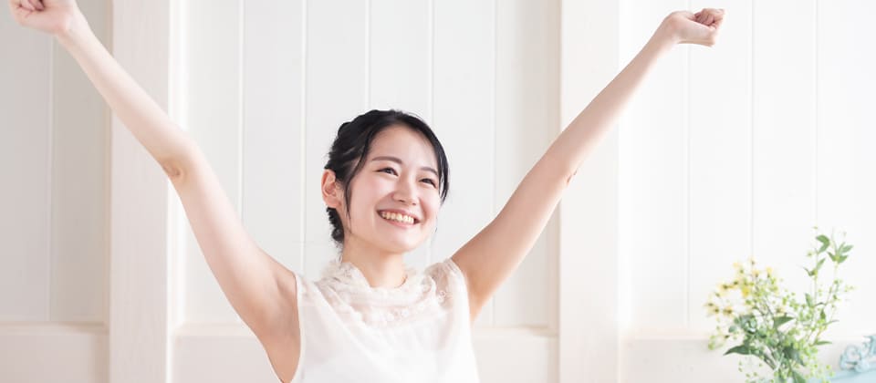 元気な目覚めの女性